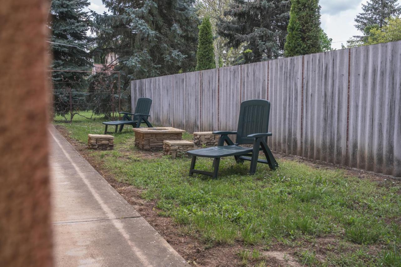 Отель Olajos Apartman Берекфюрдё Экстерьер фото