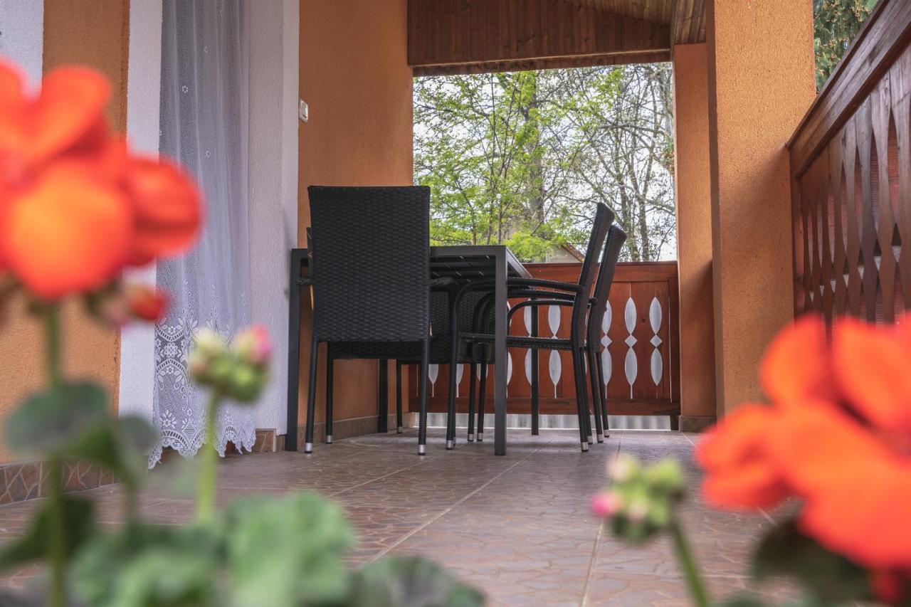 Отель Olajos Apartman Берекфюрдё Экстерьер фото